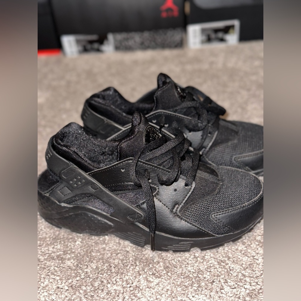 Nike Huaraches size 6Y